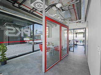 Foto z otevření showroomu